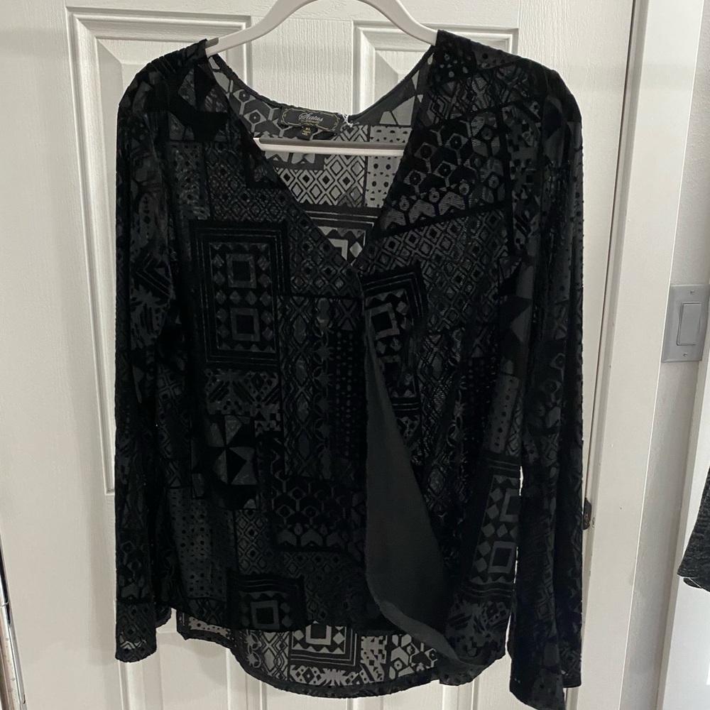 Status by Chenault black top